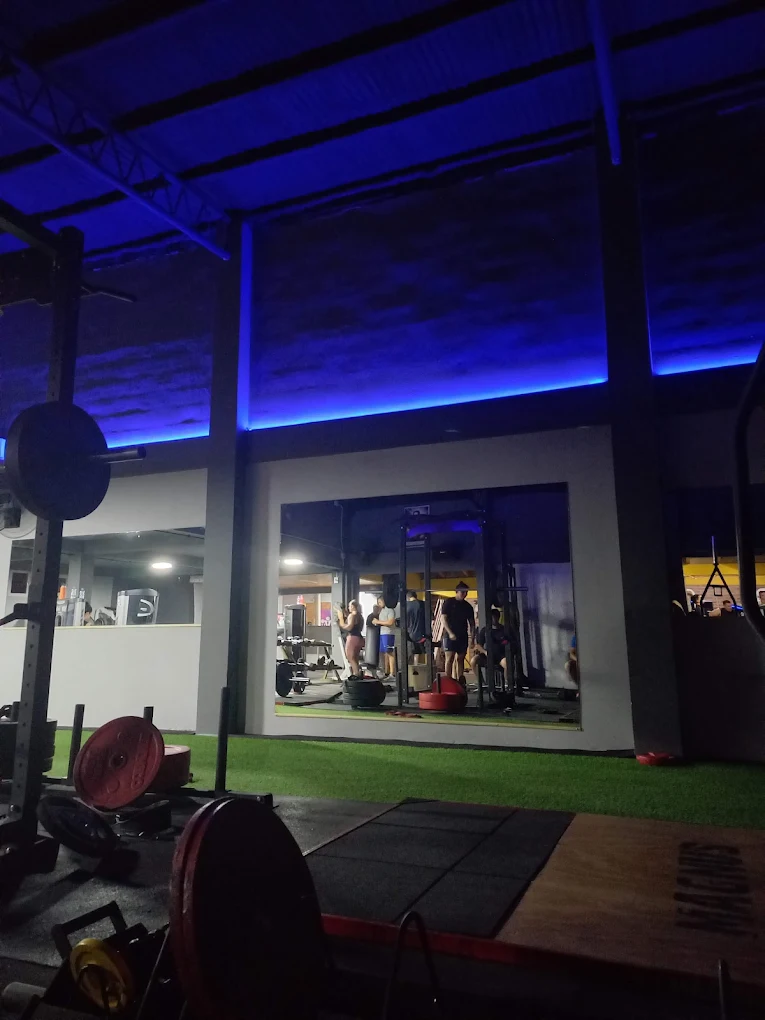 Salón de Vital iluminado durante el horario nocturno